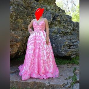 beautiful dress, worn once, brand new